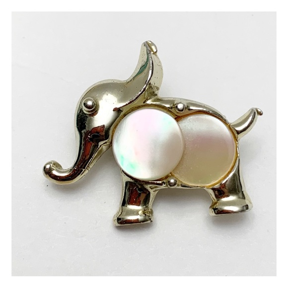 Vintage MCM small trunk up elephant brooch pin with mother of pearl belly - Picture 4 of 7